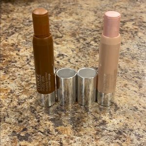 Clinique bronzing and highlighter chubby.